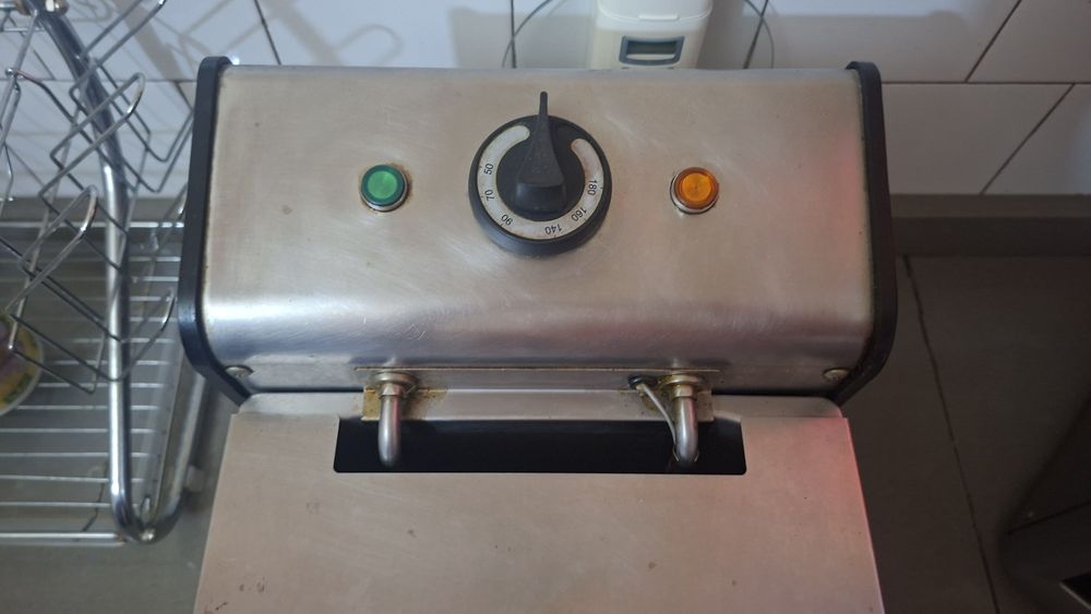 Vând friteuze capacitate 8 l