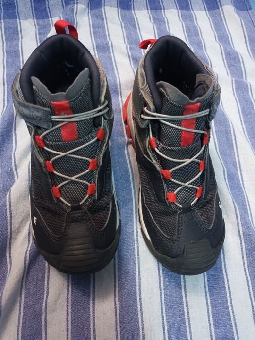 Încălțăminte copii nr 31.  Quechua cumpărate de la Decatlon.