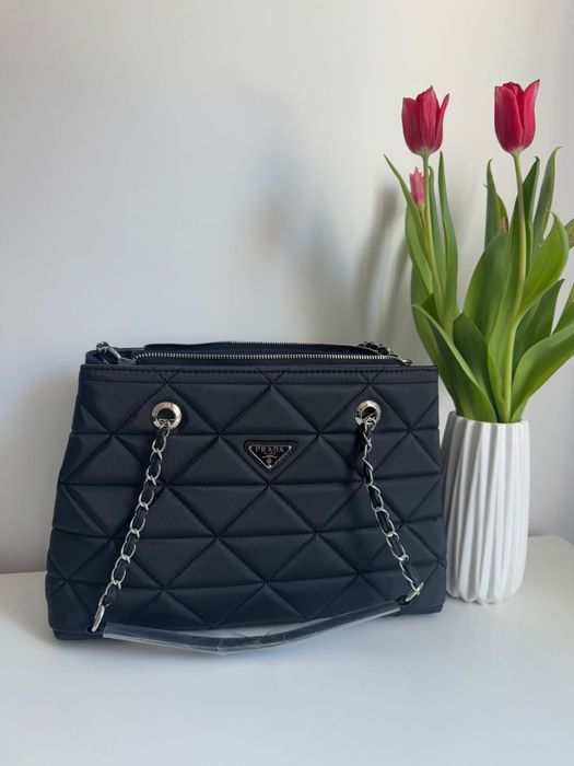 Prada geanta poseta neagra din fas