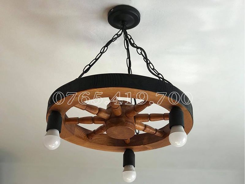 Candelabru din roata de lemn