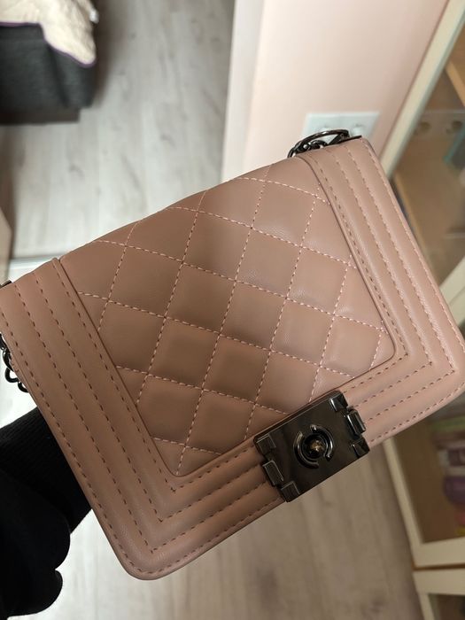 Колена чанта пепел от рози