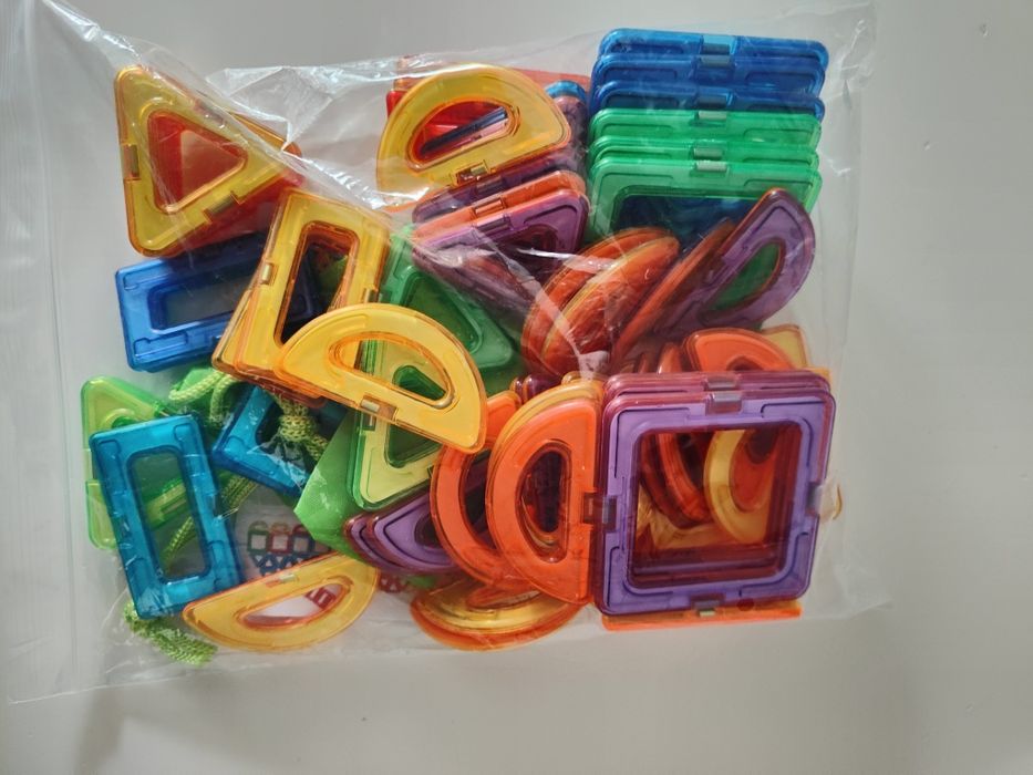 Vând set piese magnetice