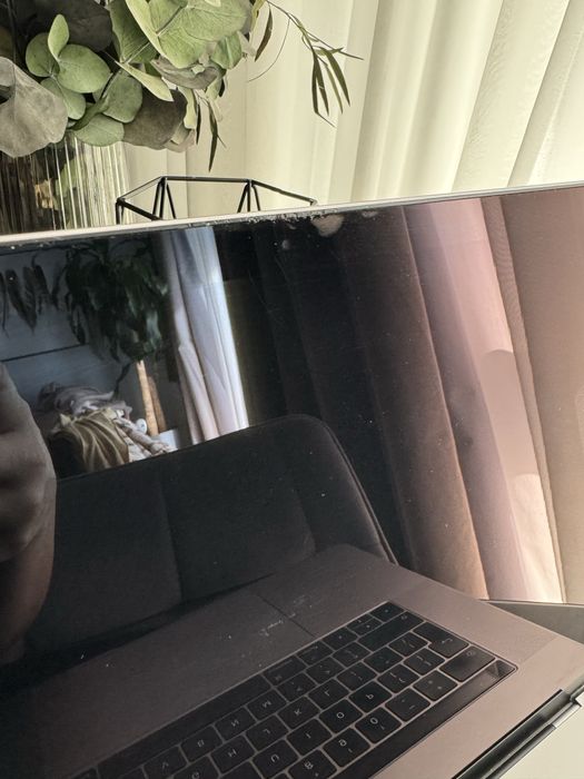 Vând MacBook Pro 15-inch (2017)