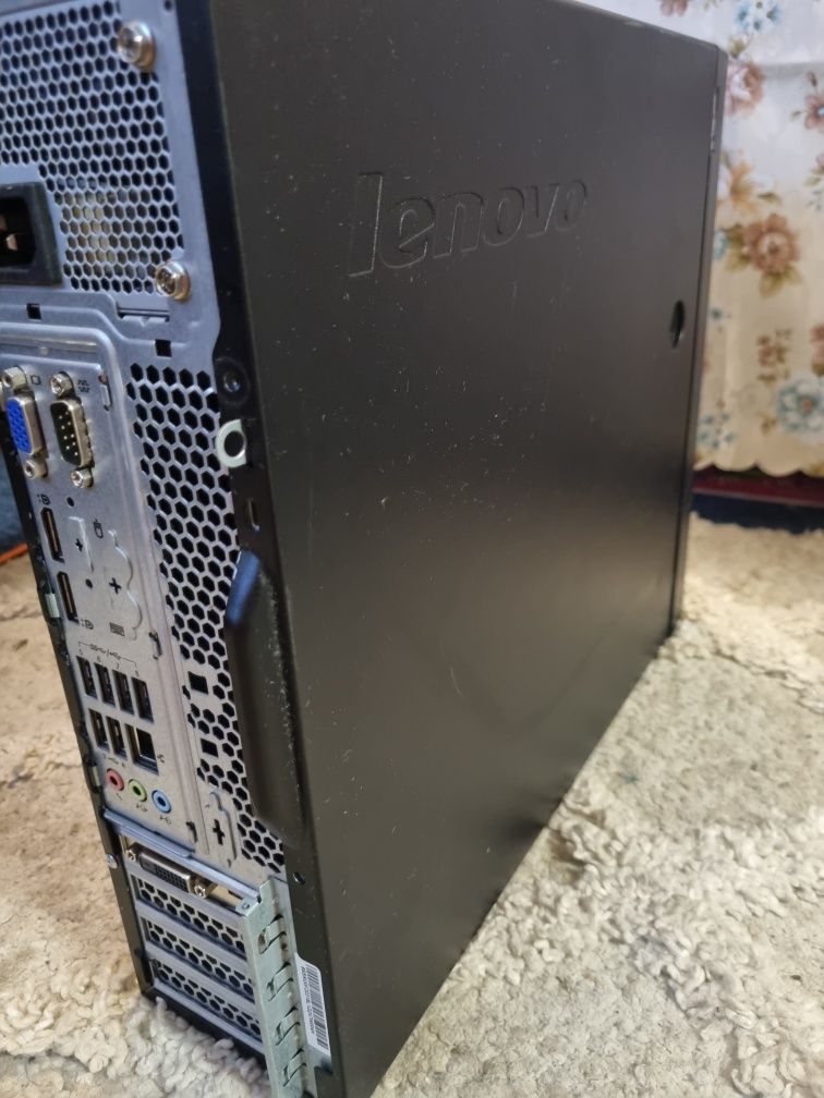Vând unitate PC Lenovo Thinkstation
