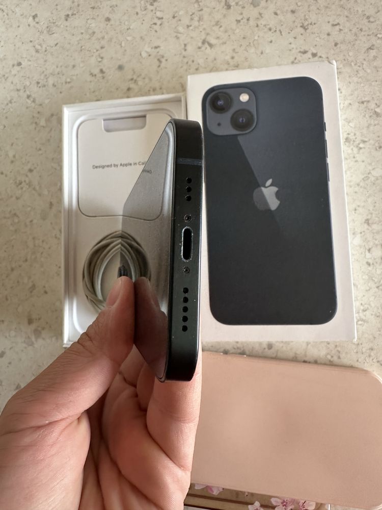 iPhone 13 negru, la cutie cu accesorii
