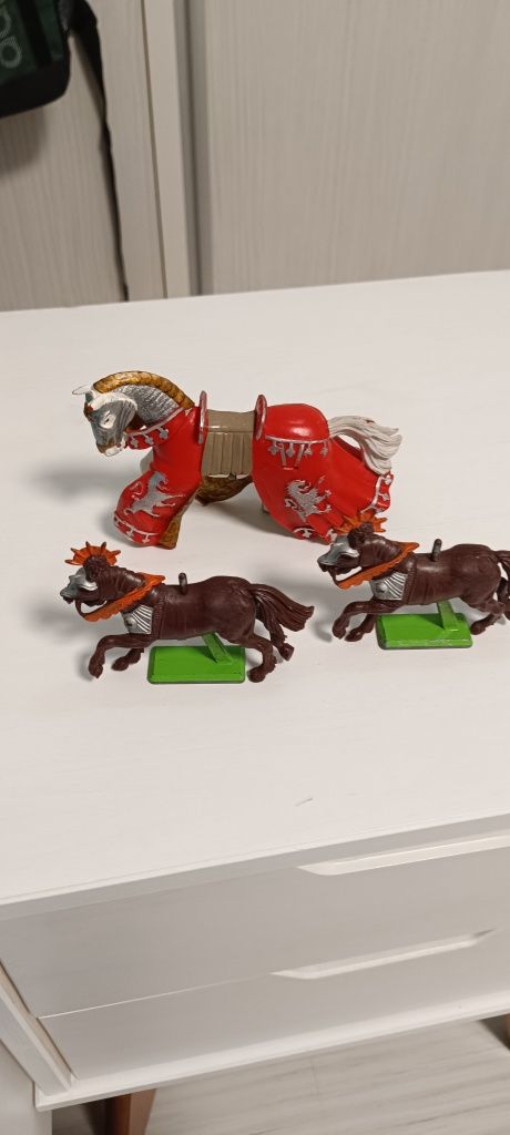 Figurine plastic, cowboy,2 Britains și unul Papo
60 lei plus transport