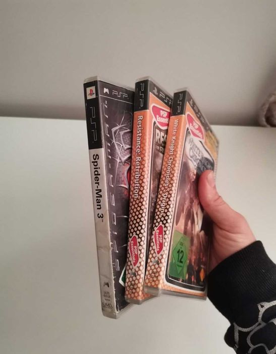 Vand 3 jocuri psp și un film original