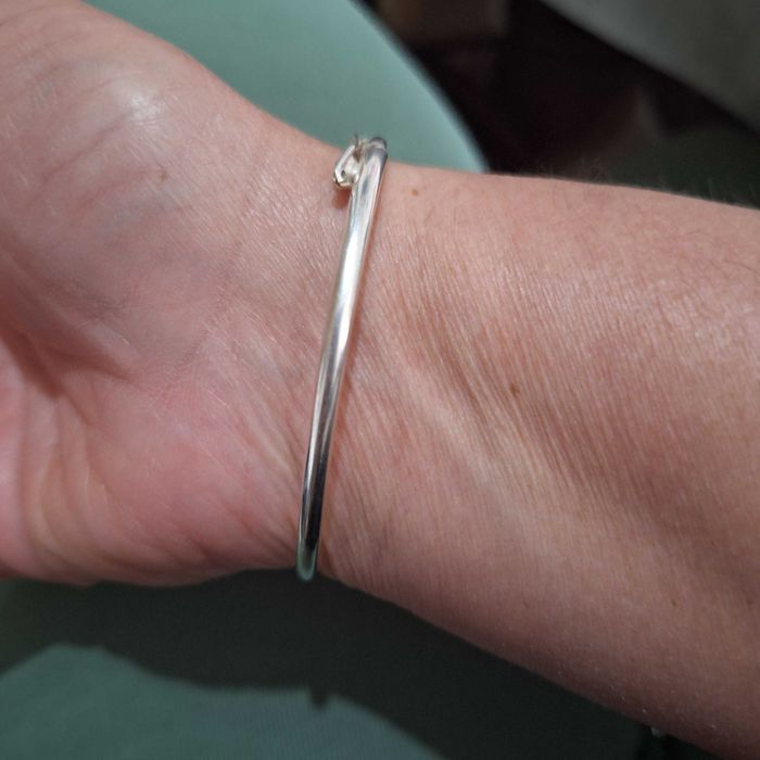 Сребърна твърда гривна с камък