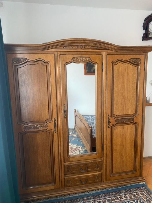 Vand dormitor din lemn, stare foarte buna