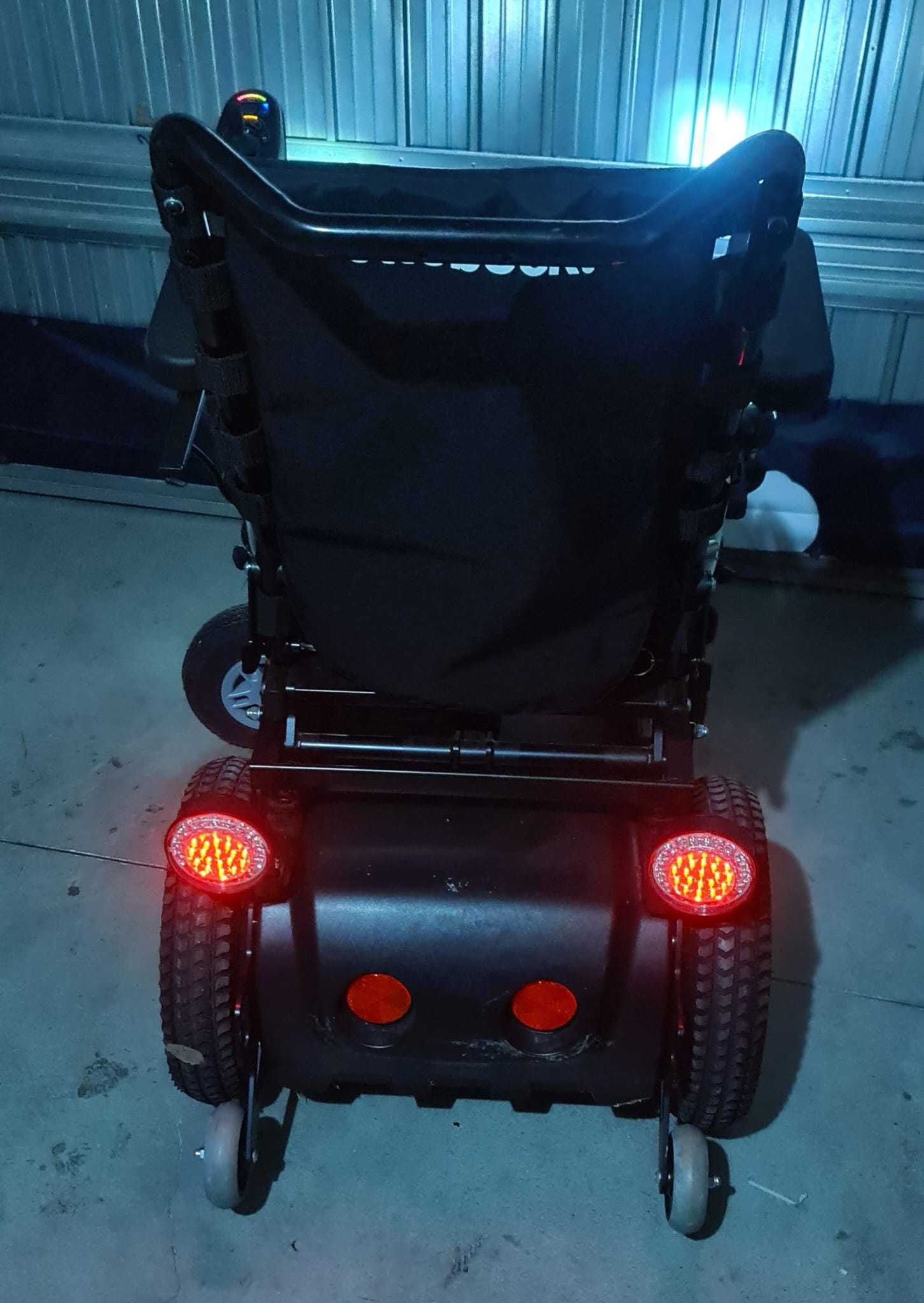 Carucior electric pt disabili batrani cu lumini si basculare 3750lei