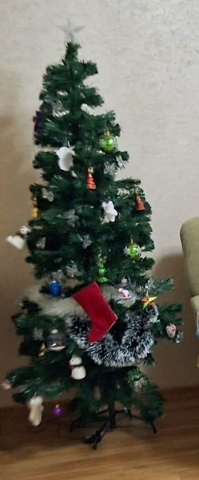 Продам елку, со встроенными лампочками в виде цветочковв