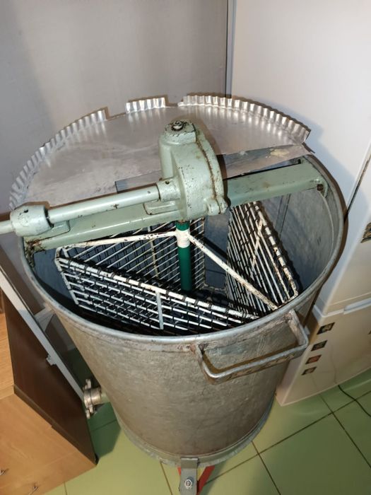 Vând centrifugă pentru stors miere