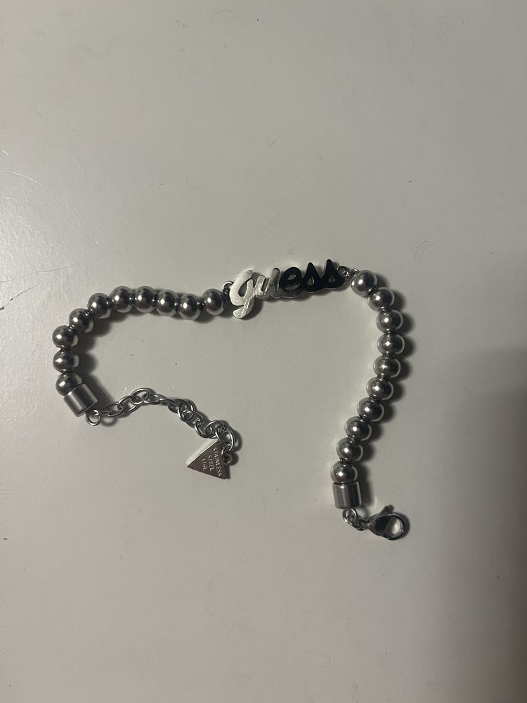Дамска гривна на Guess