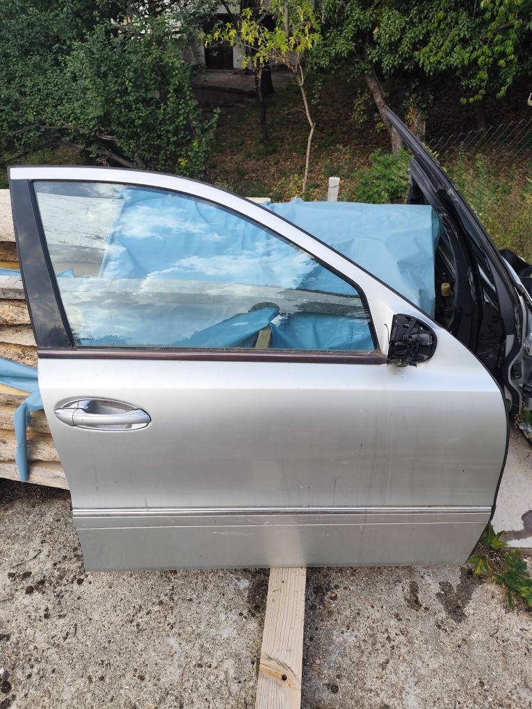 Предна дясна врата Mercedes e class W211 sedan/мерцедес в211