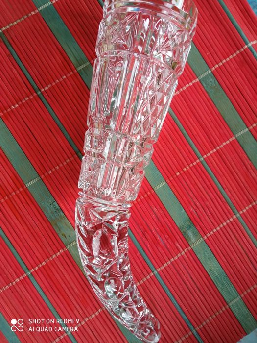 Чаша във вид на рог от кристал.