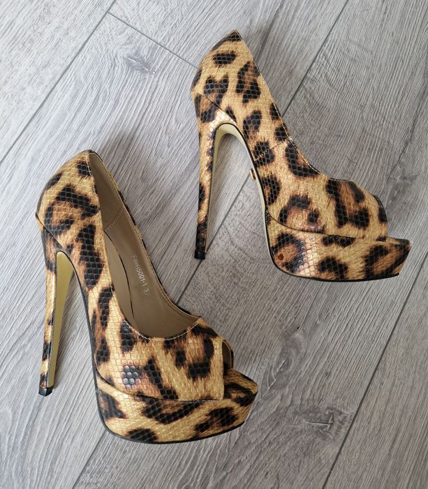 Pantofi cu toc și platforma noi