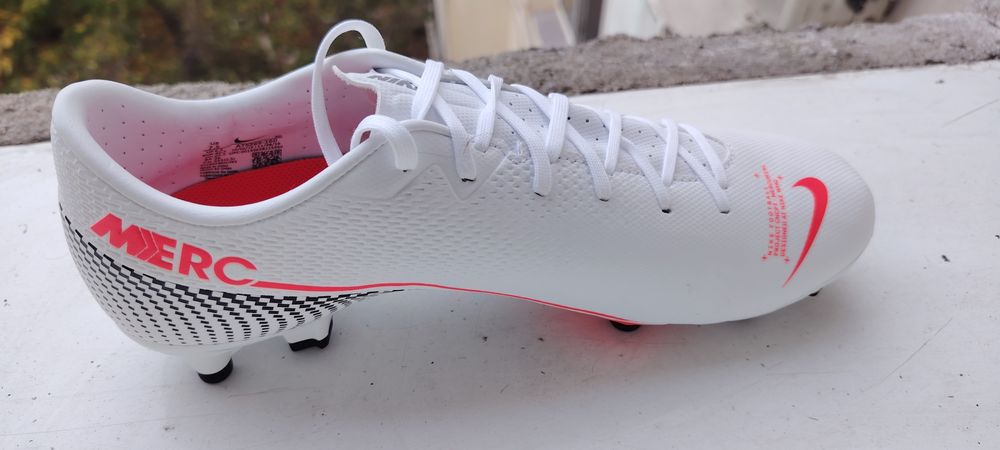 2 perechi de ghete fotbal noi, nepurtate mărimea 40,5