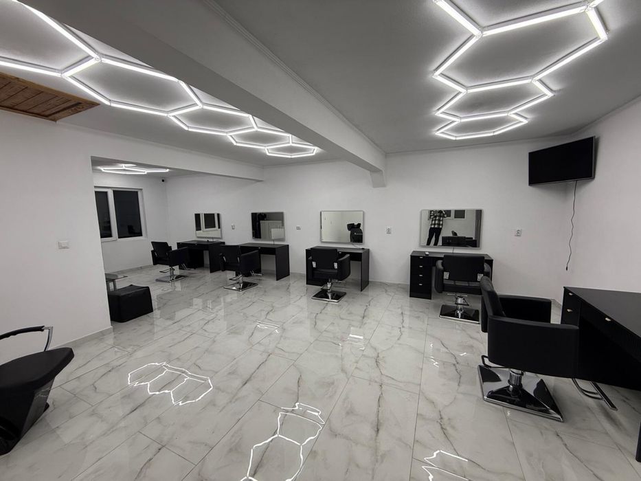 Ofer 4 posturi pentru frizerie