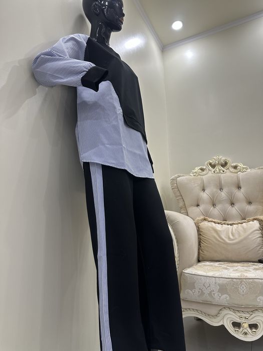 Set modern din doua piese , cu detalii in dungi si croiala lejera .