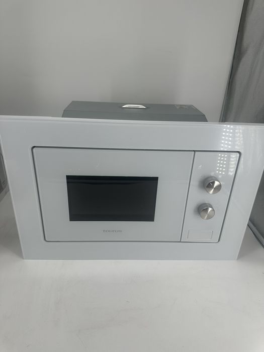 Вградена бяла микровълнова TAURUS  стъклена 
Капацитет 20 л
Механично