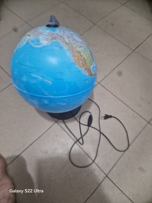 Veioza tip glob pamantesc