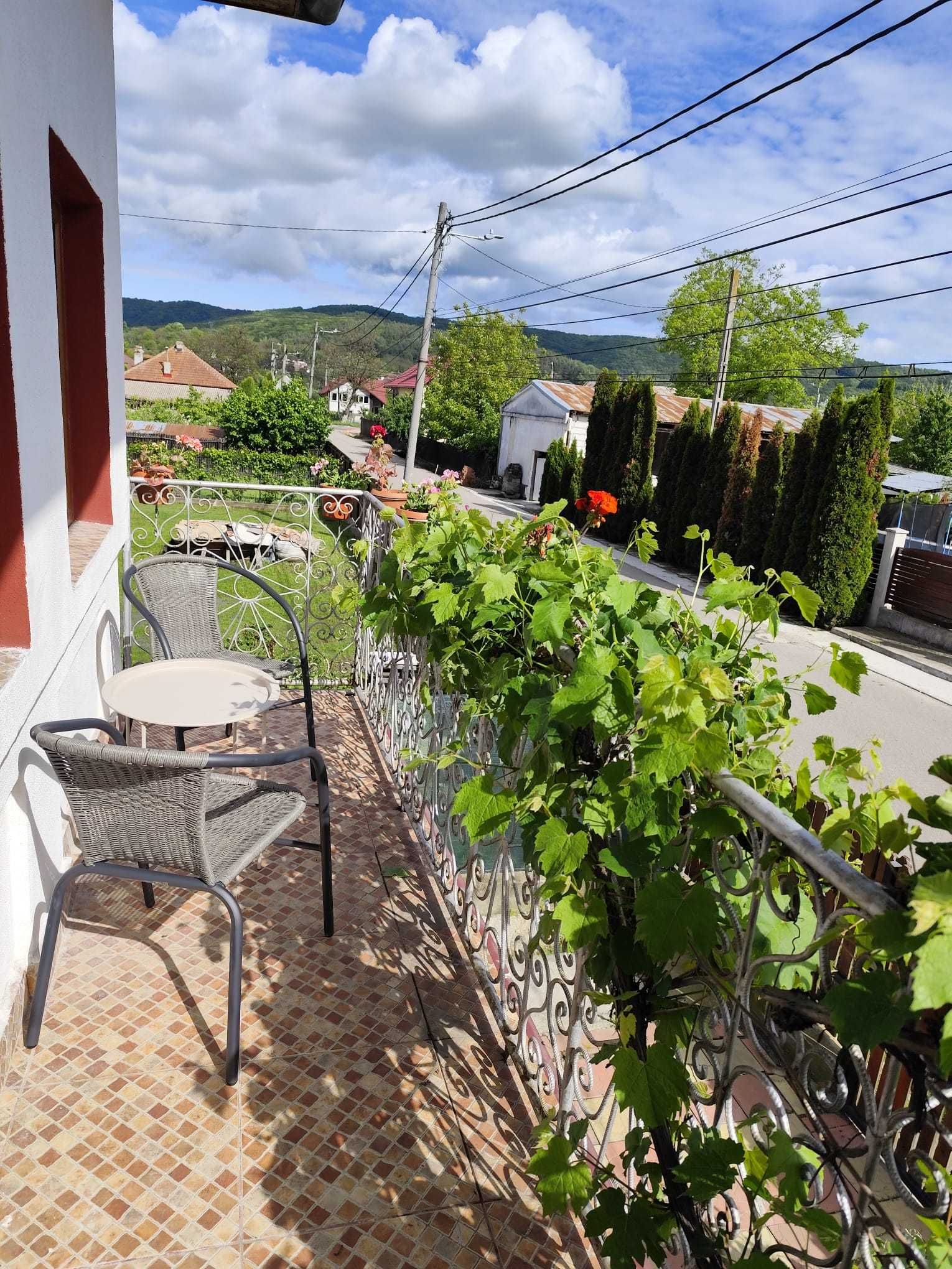 se inchiriaza apartament 2 camere la casa