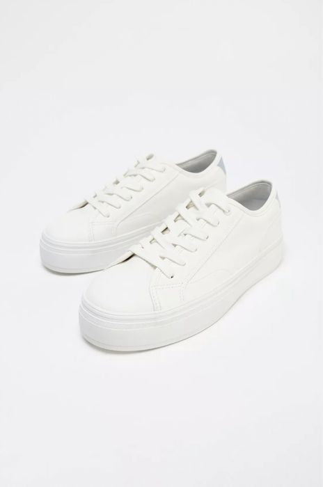 Белые кроссовки от бренда ZARA