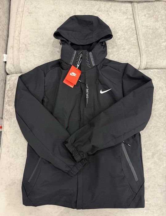 Спортивная демисезонная куртка nike