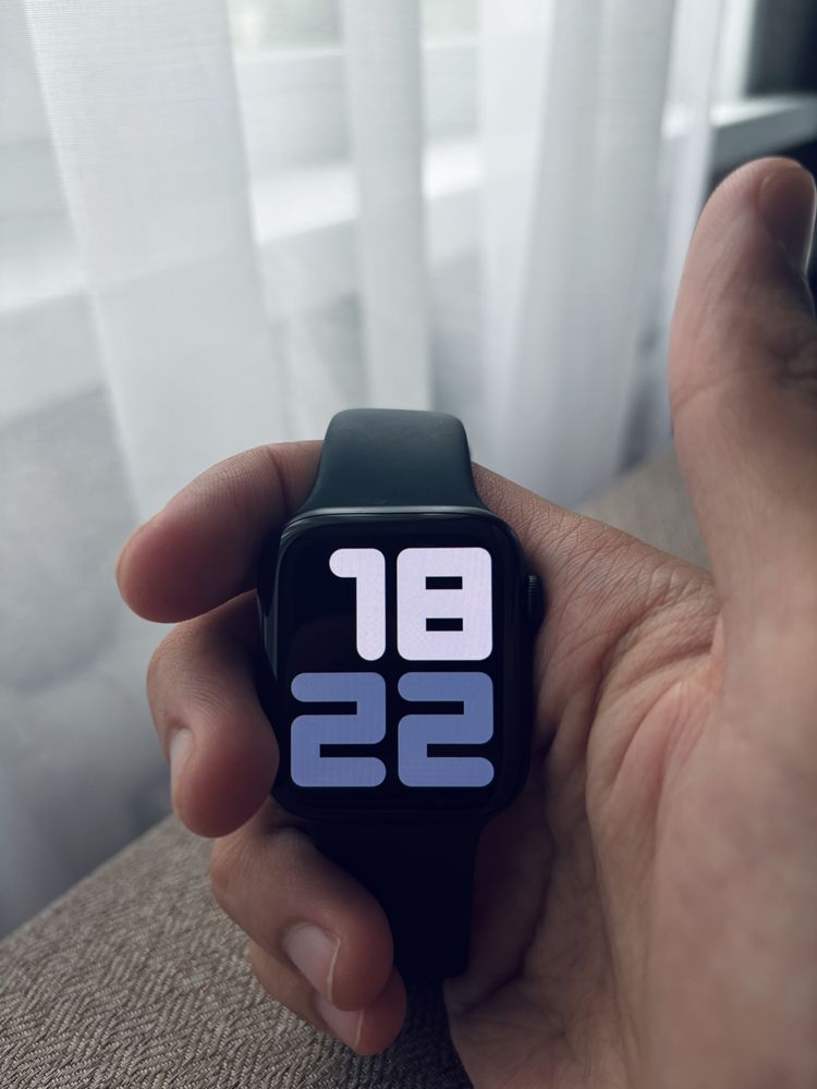 Продам НОВЫЙ Apple Watch SE