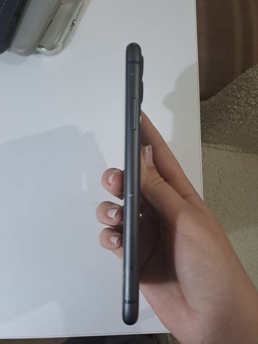 Iphone 11 Negru ; 128 GB + 3 huse in stare foarte bună