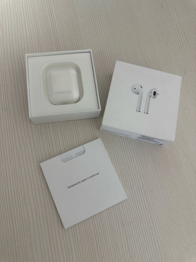 Apple AirPods (2-го поколения)