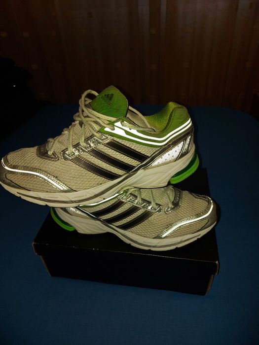 Vind adidasi originali foarte buni calitativ