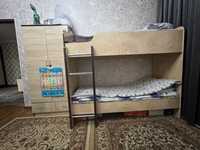 Двухярусная кровать со шкафом в хорошем состоянии