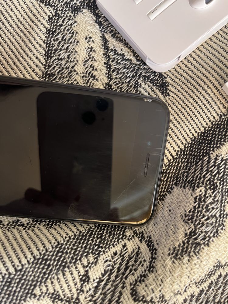 Iphone 2020 128gb с оригинална кутия, ново зарядно и слушалки