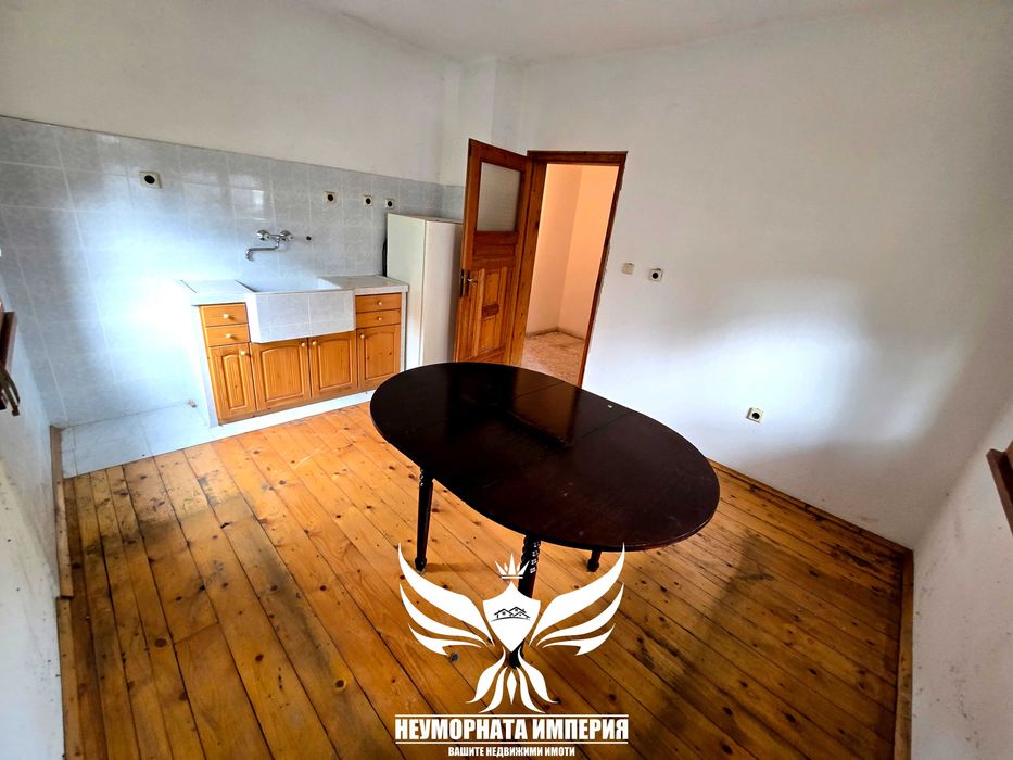 Продавам четириетажна къща РЗП 324кв с 276кв двор гр.Асеновград Изток