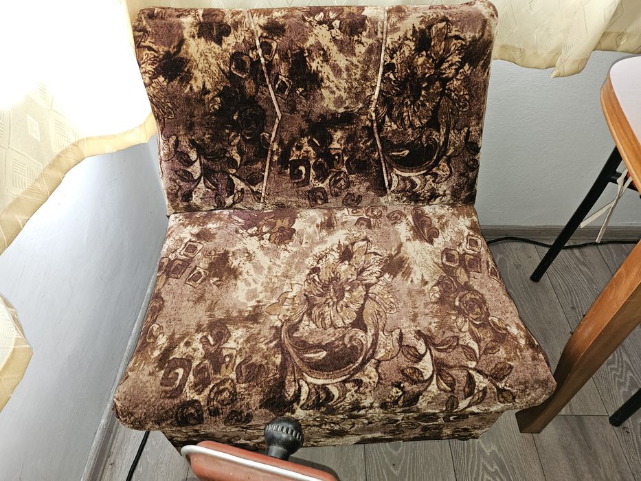 Отварящо се с място за  съхранение фотьойлче