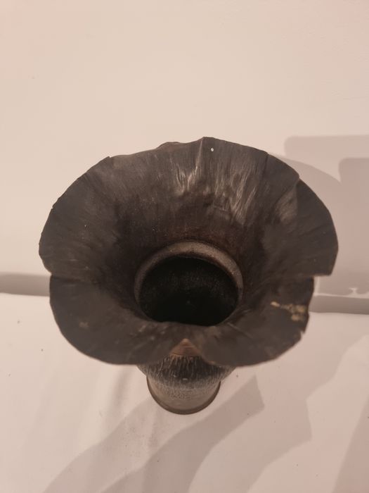 Vază trench art din teacă de obuz, datată 1937