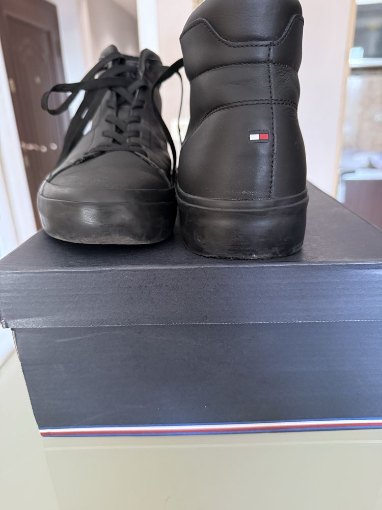 Tommy Hilfiger.