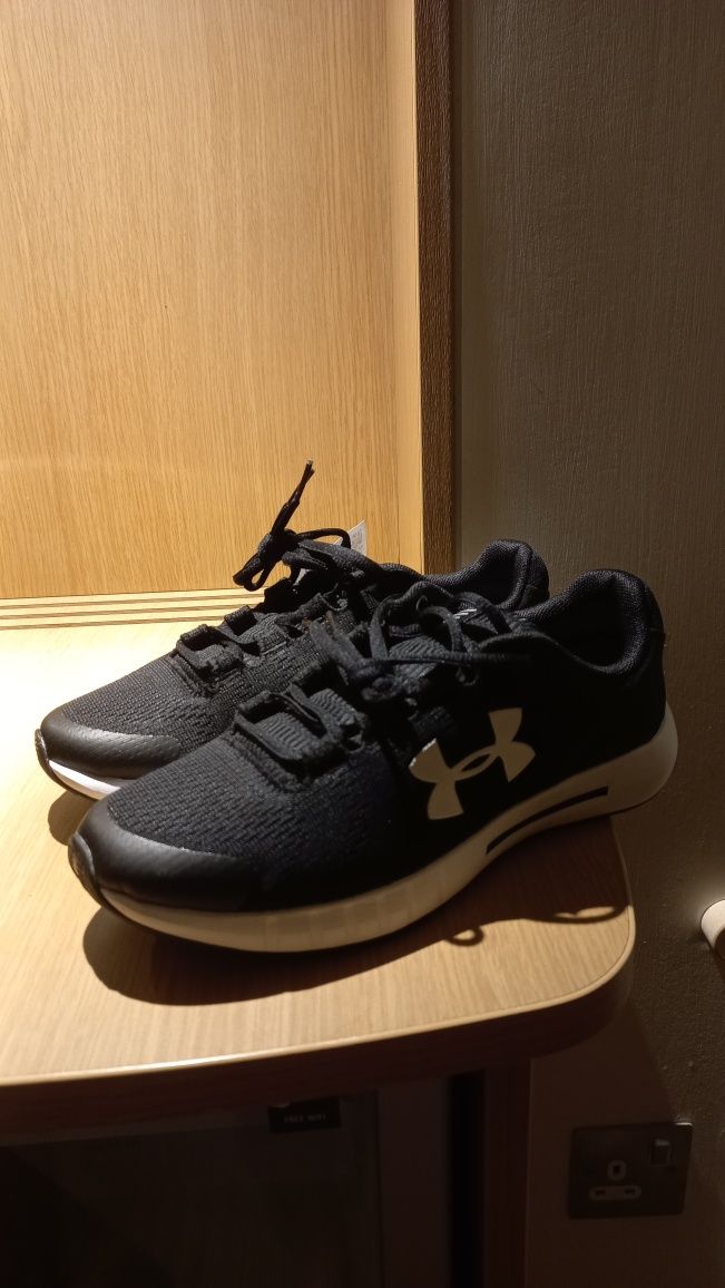 Adidasi Under Armour Marime 38 .5