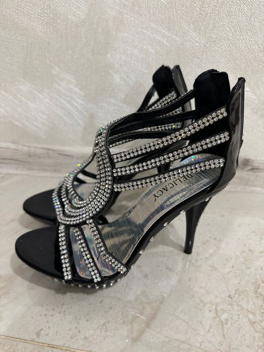 Pantofii sunt eleganti. Marimea 37