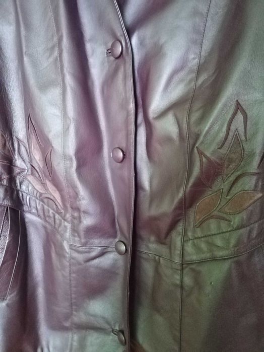 Haina dama, piele naturala. Vișiniu cu model. Marimea 50, lungime 3/4.