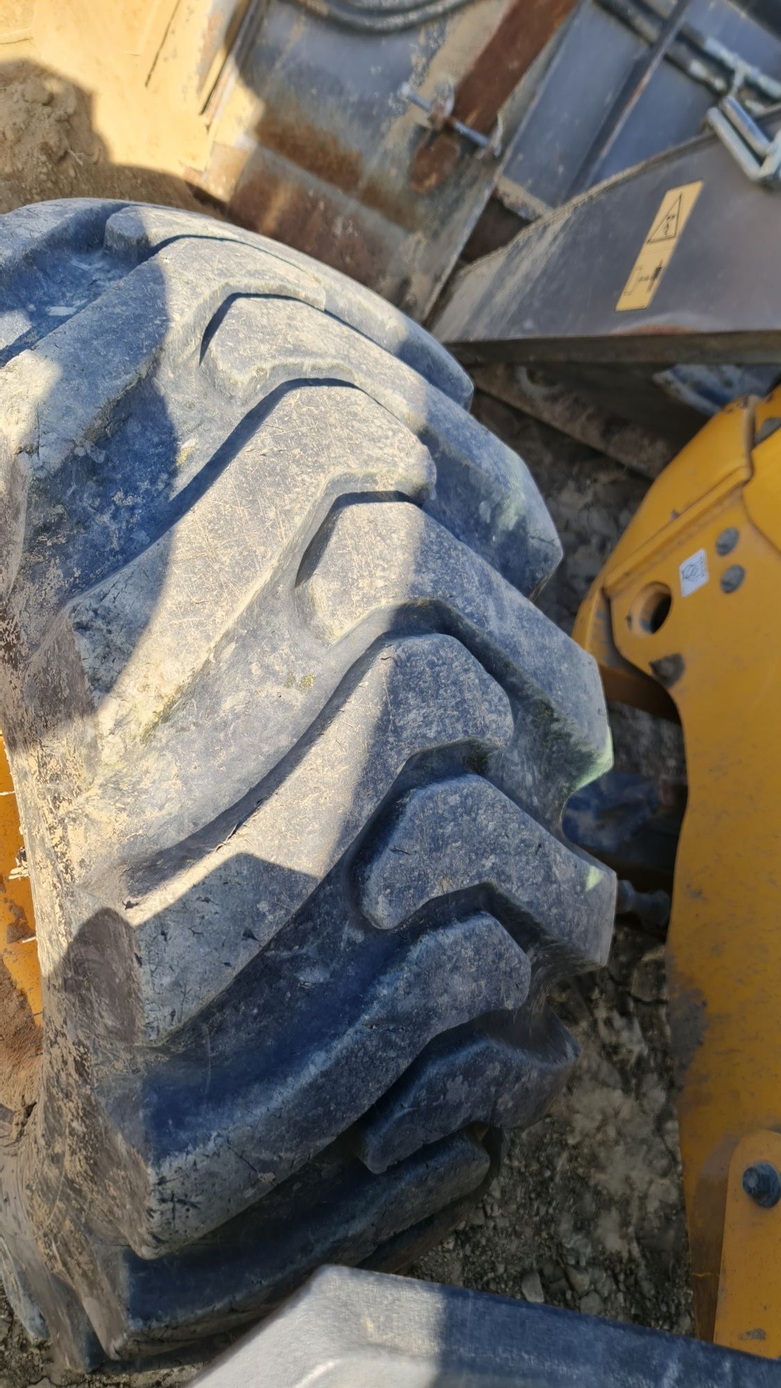 Vind buldo excavator Volvo BL71B din 2015