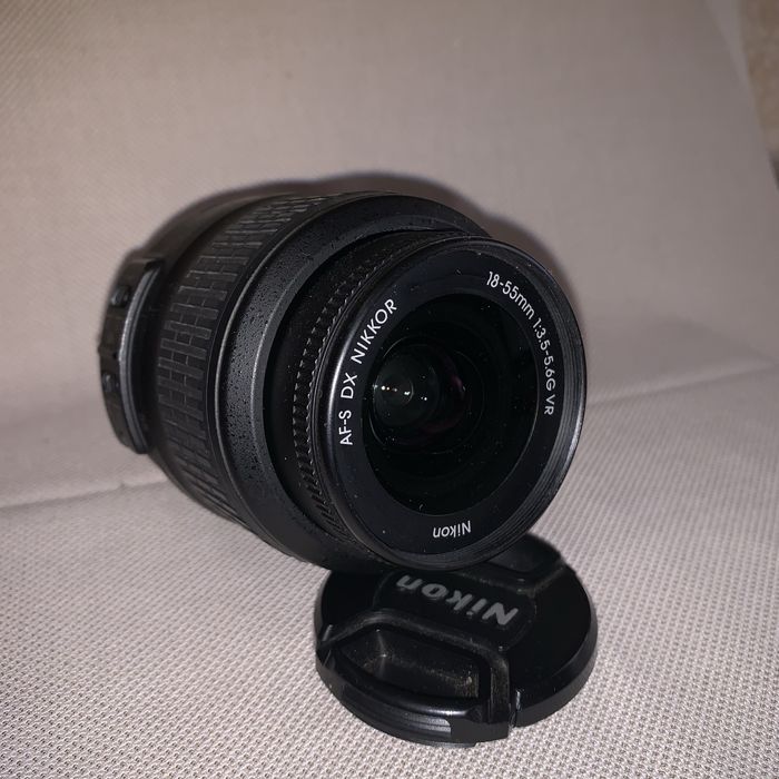 Nikon D5000 + obiectiv Nikon 18–55mm + multe accesorii