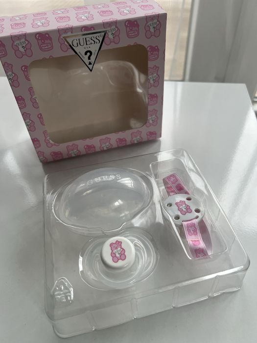 Залъгалка с клипс Guess
