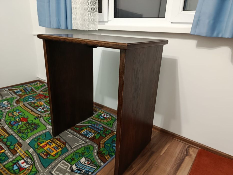 Малко бюро от масивно дърво