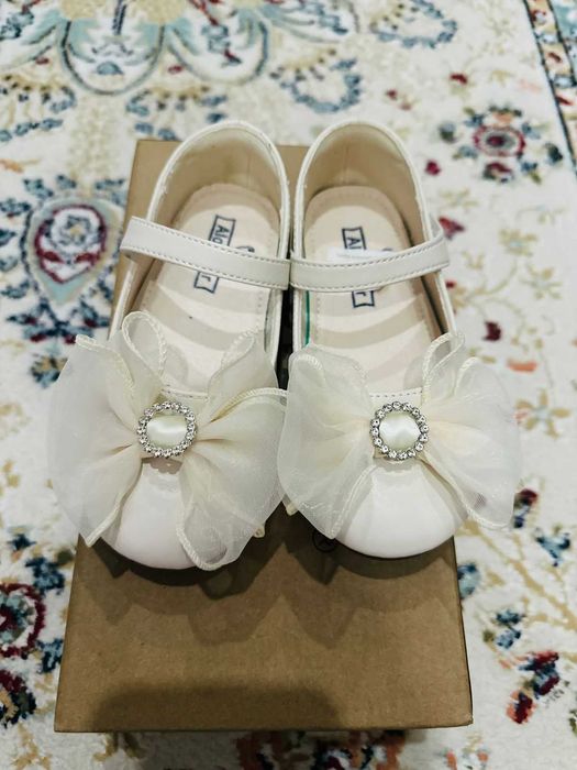 Продам новые туфли для девочки (25 размер)