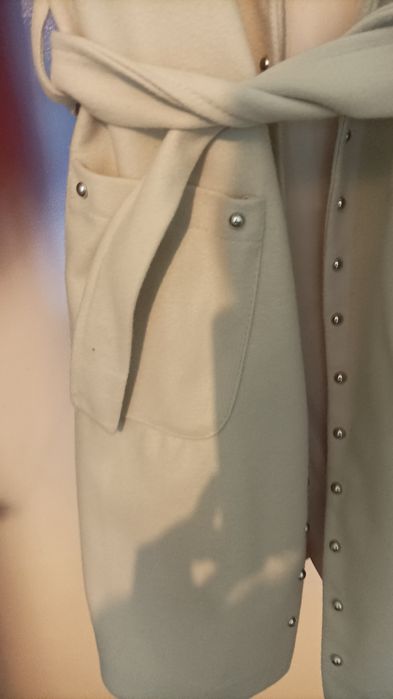 Бяло палто с кабзи, размер М