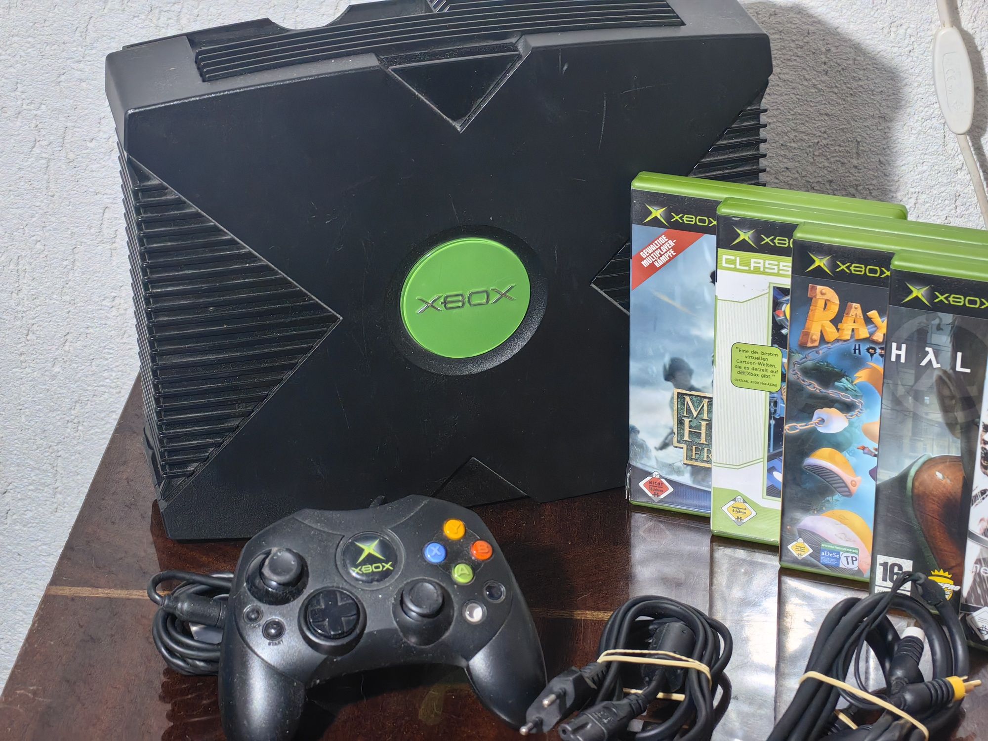Xbox classic + игри half life, crash bandicoot