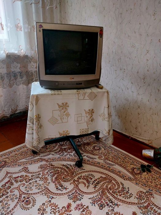Телевизор с подставкой
