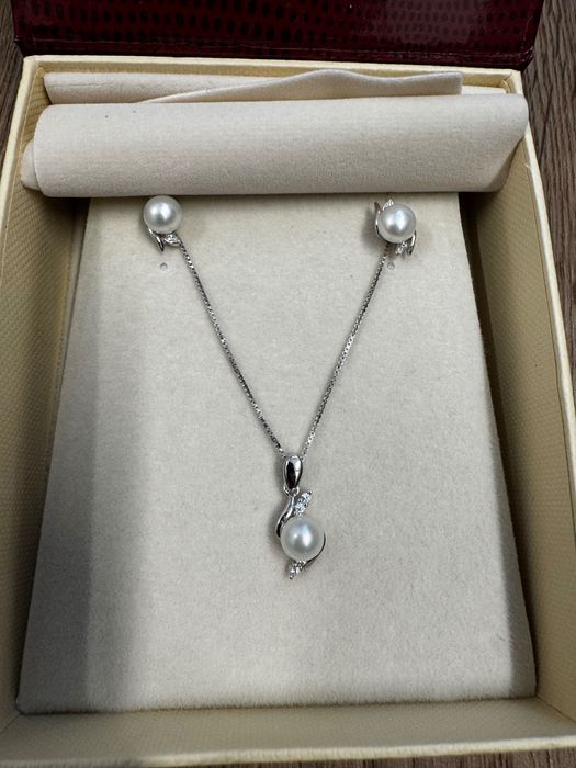 Обеци и колие с истински перли